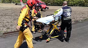 工人修繕庫哈諾辛山屋　不適吐血吊掛下山送醫