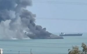 荷姆茲海峽至少3艘貨船遭「不明投射物」擊中 一艘起火船員撤離