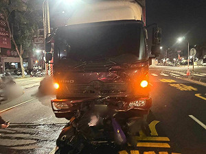 高雄小港機車騎士疑闖紅燈　遭大貨車撞上不治