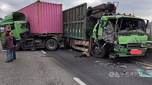 貨櫃車撞緩撞車　國3新店至木柵北上段一度封閉