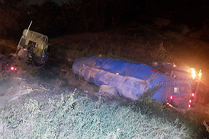 半聯結車衝落國1仁德段邊坡　車頭車身分離無傷亡