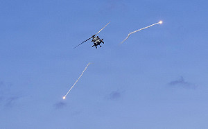 伊朗船艇靠近  林肯號「海鷹」2枚地獄火擊沉