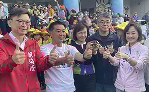 白沙屯拱天宮媽祖旗山贊境    藍綠高雄市長參選人同框迎駕