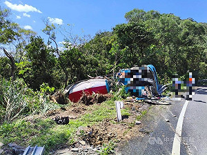 國三甲水泥車翻覆邊坡　駕駛身亡肇因待查
