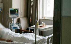 仗著年輕掉以輕心！30歲男發燒咳血竟是睪丸癌末期  確診1個月病逝