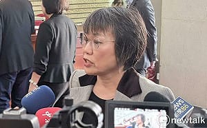 李貞秀質詢中與陳智菡咬耳朵　劉世芳平淡：沒看法