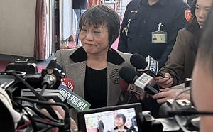 遭記者麥克風觸身 劉世芳罕見面露不悅：退後點、我覺得受騷擾