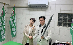 南市長提名人陳亭妃拜會民進黨南市黨部  主委郭國文持屠龍刀籲全力對抗國民黨