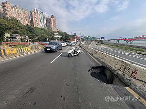 新北淡水民權路突現坑洞　新工處灌漿搶修中
