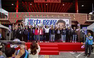 何欣純本命區「秀肌肉」 江啟臣大里連辦兩場見面會