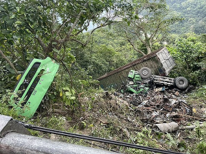 大貨車衝出護欄摔蘇花邊坡　駕駛送醫暫無生命危險
