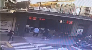 男彰化車站持彈簧刀架移工頸　恐嚇公眾判刑4月