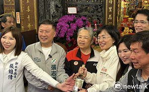 李洋媽媽驚喜現身送「金牌高粱」 蘇巧慧帶動綠中和議員有望3席全上 