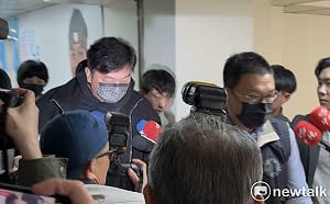 （影）疑涉詐領助理費遭搜索　李傅中武戴口罩、低頭不發一語 