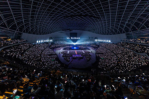 TWICE大巨蛋安可不斷　周子瑜激動落淚蹲地謝粉絲