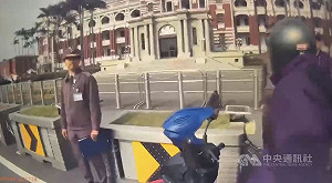 民眾總統府前突大聲喊叫　警消協助送醫治療