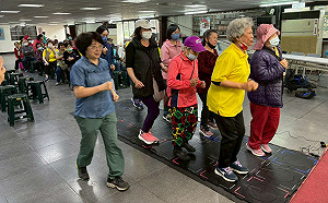 (影) 社區樂齡動健康新玩法! 長者踩地墊玩「踩蟑螂」拚反應力