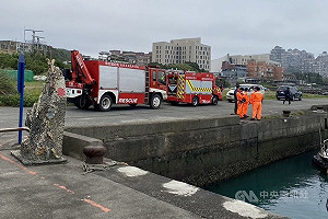 新北后厝漁港汽車墜海事故　警消到場搜救