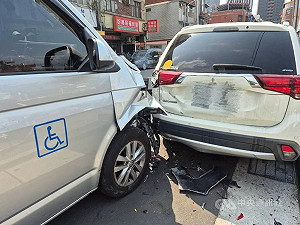 北市復康巴士連撞18車無人傷　駕駛稱暈眩釀禍