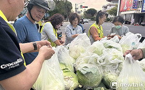 銅板挺農民吃菜顧健康  賴惠員林宜瑾朱正軒義賣高麗菜支持在地農產