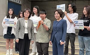 青民協送「空白信封」抗議　林月琴、范雲收下兒少法修法怒火