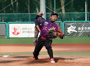 謝國城盃台東紅葉林劭投打俱佳　總教練譽四拍子