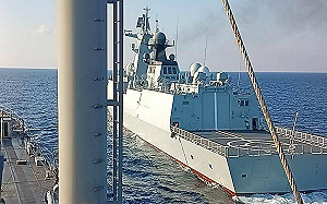 （影）海上碰瓷？！中國054A逼近菲國登陸艦  遭控違「海上避碰規則」