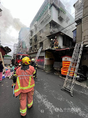 新北土城民宅火警救出3人　客廳起火原因待查