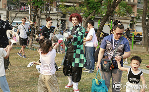 最強「爸氣」接班人歐政豪  兒童節前化身「炭治郎」與親子共度夢幻泡泡派對