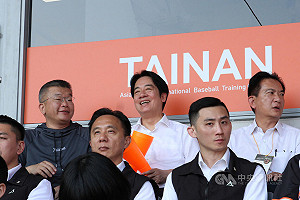 台南亞太球場迎首場職棒賽　賴總統觀眾席當球迷