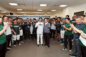 總統訪亞太棒球場　雄鷹休息室同框明星臉日籍教練