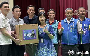 (影)金牌搖籃驚傳球荒！廖偉翔、運彩公會捐專業羽球  助萬和國中再戰全中運