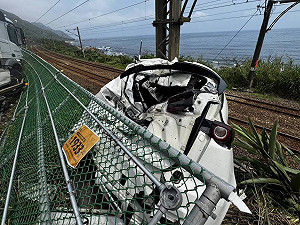 曳引車宜蘭爆胎撞5車　台鐵東部幹線受波及