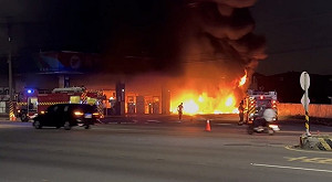 屏東萬丹加油站疑倉庫起火　民眾聽見爆炸聲嚇壞