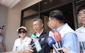 稱柯文哲宣判後首度輔選、車掃　張啓楷拍肩問「有爽嗎？」