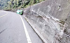 跑車失控上演貼壁過彎失敗！釀3人受傷 網諷：拓海變填海