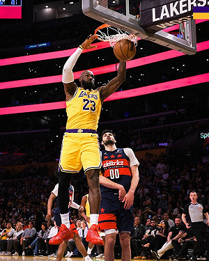 詹姆斯生涯第125次大三元再創紀錄  率湖人輕取巫師