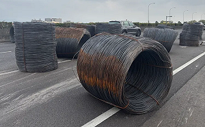 上演絕命終結站！國道聯結車失控撞護欄  大型鐵線圈散落車道