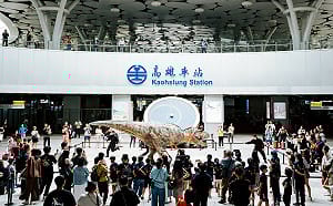 2026高雄兒童節活動暖身    擬真恐龍快閃現身高雄火車站