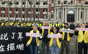 桃產總「愚人節行動」  赴總統府抗議：別把勞工當笨蛋