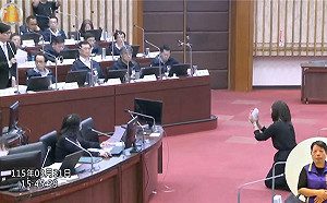 議員當眾向陳其邁下跪   違建戶拆除爭議引發兩極評價