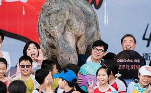 日本DINO-A-LIVE搶先登場　陳其邁陪偏鄉學童與恐龍相見歡  