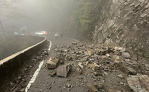 深夜暴雨釀大雪山林道大面積落石坍方！林業署緊急搶通