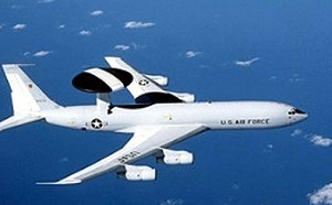 美E-3B預警機波斯灣突發7700！驟降1300公尺西轉後消失 五角大廈尚無回應