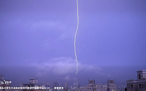 (影)雷神降臨！超強閃電貫穿台北夜空 101「接雷」震撼瞬間曝光