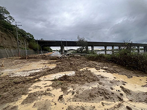 雷雨狂襲苗9線邊坡土石砸車　駕駛自行脫困頸椎骨裂