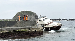 綠島載客船擱淺  約20潛水客游回碼頭無人受傷