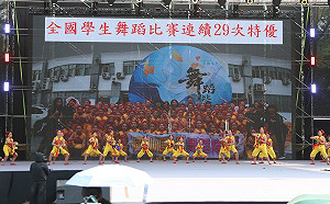 岡山國小舞蹈隊登「恐龍酷樂園」舞台    驚艷演出再現29連霸實力