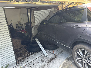 台中東勢轎車失控撞進民宅4人受傷  警調查原因