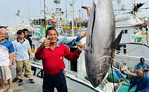 2026屏東第一鮪報到　資深船長洪福家喜奪頭采